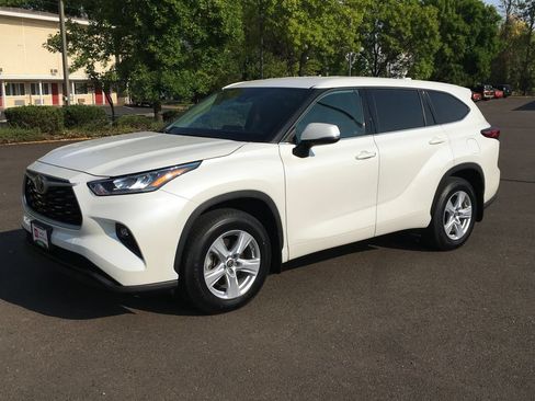 Used 2020 Toyota Highlander LE AWD/4WD image 11