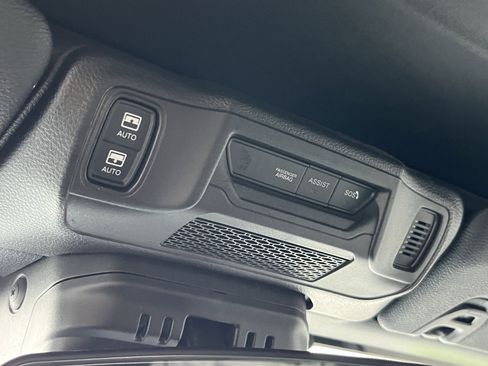 Used 2024 Jeep Wrangler Unlimited image 34