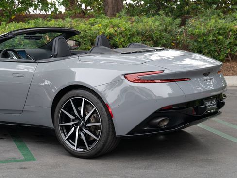 Used 2022 Aston Martin DB11 Volante RWD image 12