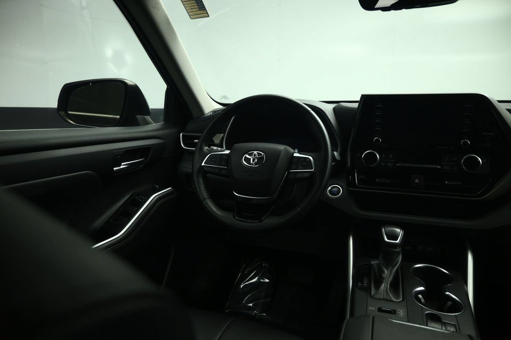 Used 2021 Toyota Highlander XLE AWD/4WD image 39