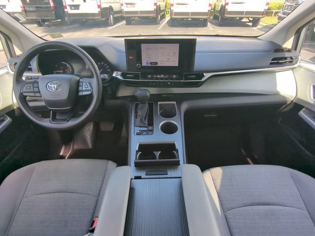 Used 2025 Toyota Sienna LE FWD image 17