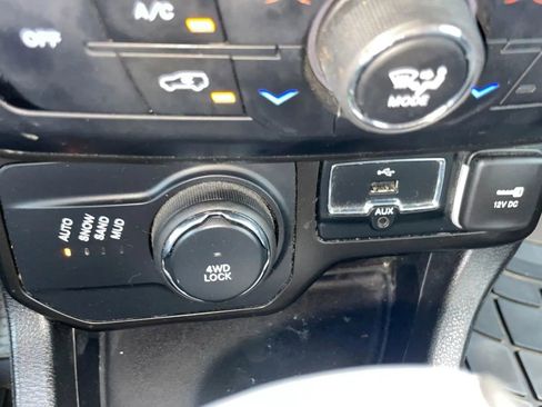 Used 2022 Jeep Renegade Latitude AWD/4WD image 12