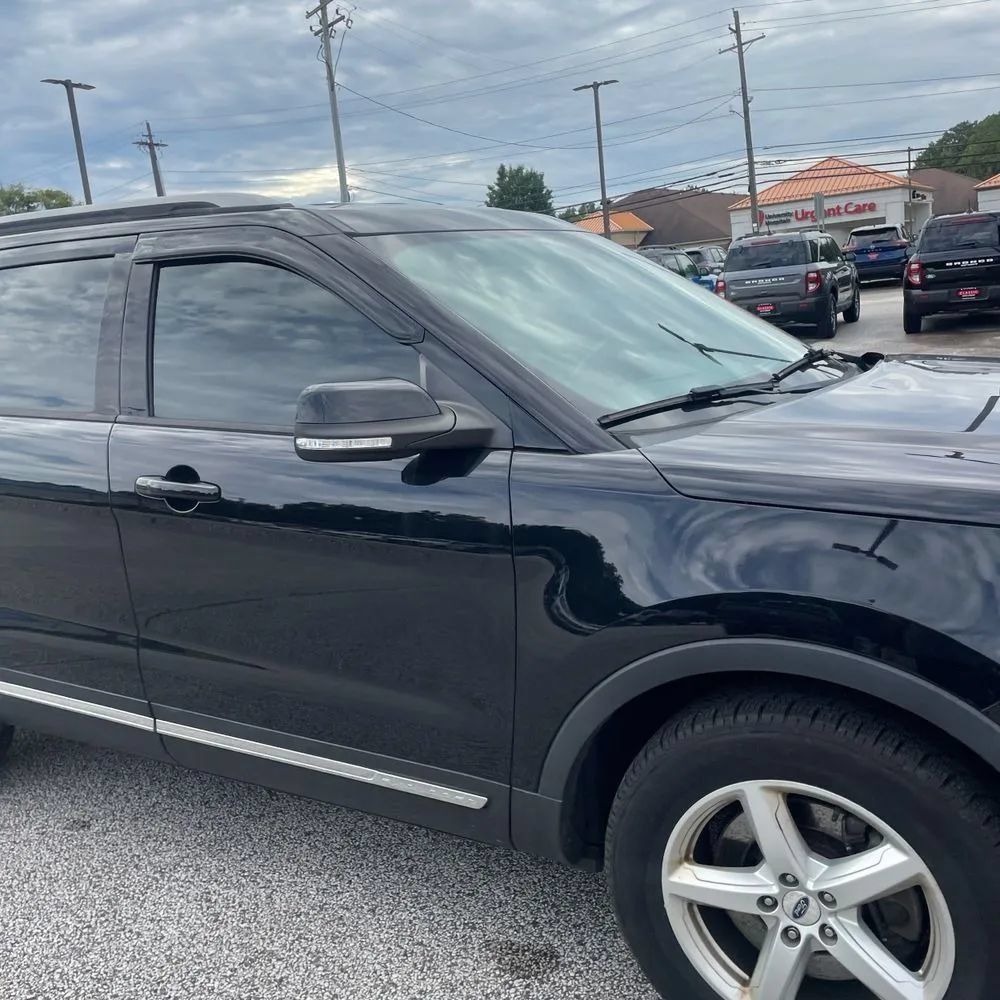 Used 2017 Ford Explorer XLT w/ Equipment Group 202A AWD/4WD image 13
