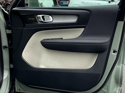 Certified 2023 Volvo XC40 B5 Ultimate w/ Protection Package Premier image 21