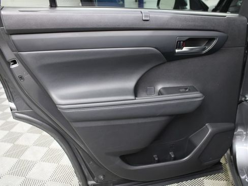 Used 2021 Toyota Highlander XLE AWD/4WD image 58