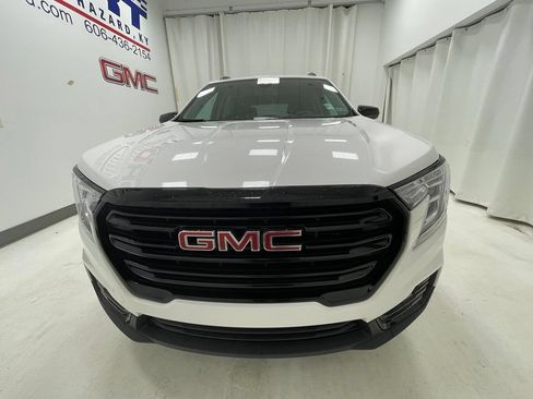 Used 2022 GMC Terrain SLE w/ Driver Convenience Package AWD/4WD image 2