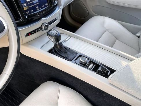 Used 2018 Volvo XC60 T5 Momentum w/ Convenience Package image 13