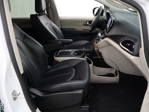 Used 2024 Chrysler Pacifica Select image 28