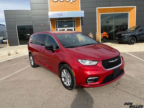 New 2026 Chrysler Pacifica Select image 1