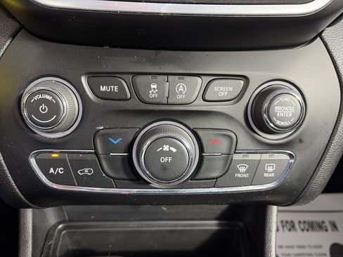 Used 2020 Jeep Cherokee Trailhawk AWD/4WD image 19
