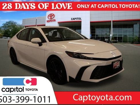 Used 2025 Toyota Camry SE image 1