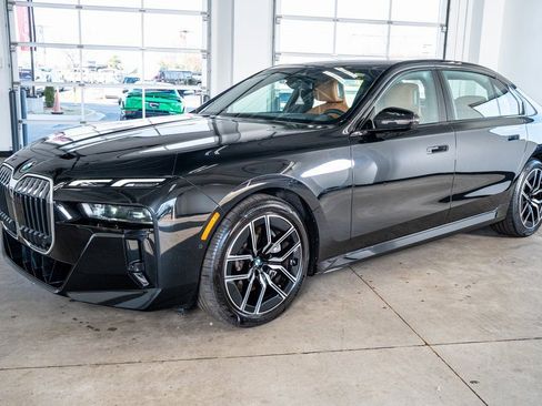 Used 2023 BMW 740i w/ Parking Assistance Package image 11