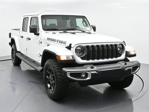 Used 2025 Jeep Gladiator Sport AWD/4WD image 2