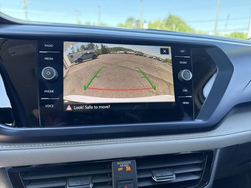 Used 2024 Volkswagen Taos SE w/ Panoramic Sunroof Package AWD/4WD image 16