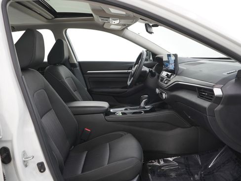 Used 2023 Nissan Altima 2.5 SV w/ SV Premium Package image 10