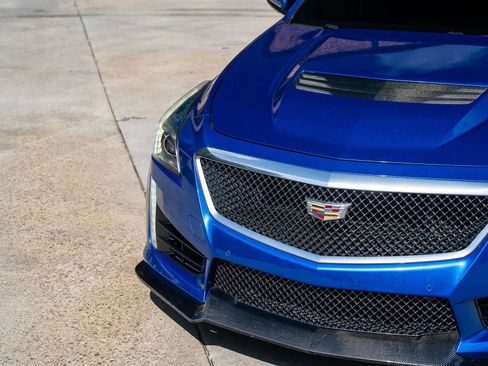 Used 2018 Cadillac CTS V w/ Luxury Package RWD image 16