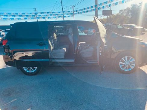 Used 2016 Kia Sedona L image 9