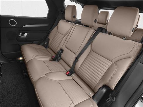 Used 2025 Land Rover Discovery Dynamic SE image 9