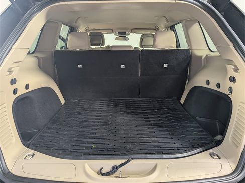 Used 2019 Jeep Grand Cherokee Laredo image 24