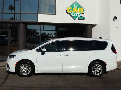 Used 2023 Chrysler Pacifica Touring-L image 8