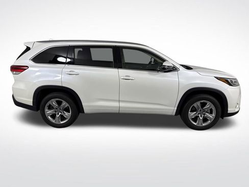 Used 2017 Toyota Highlander FWD V6 image 2