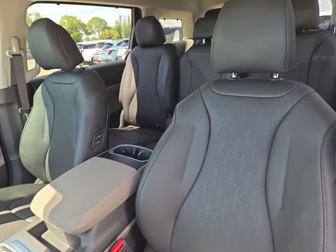 New 2026 Kia Carnival EX FWD image 23