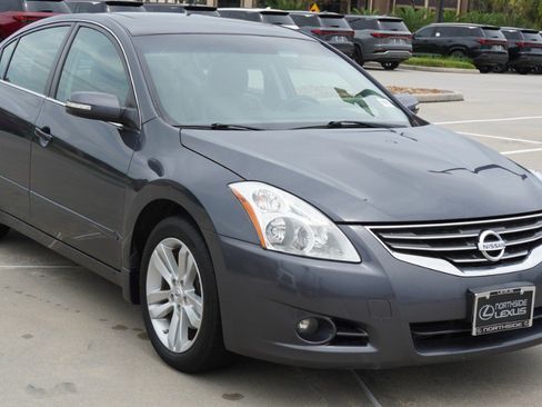 Used 2011 Nissan Altima 3.5 SR w/ 3.5SR Premium Pkg FWD image 3