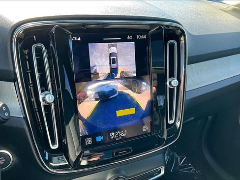 Certified 2024 Volvo XC40 B5 Plus w/ Protection Package Premier image 28