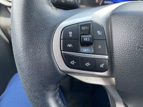 Used 2022 Ford Explorer XLT w/ Equipment Group 202A AWD/4WD image 18