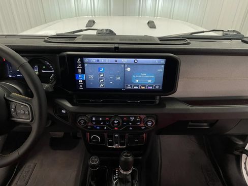 Used 2024 Jeep Wrangler Unlimited w/ Convenience Group AWD/4WD image 32