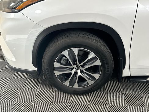 Used 2024 Toyota Highlander XLE FWD image 11