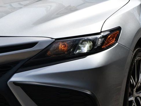 Used 2021 Toyota Camry SE image 4