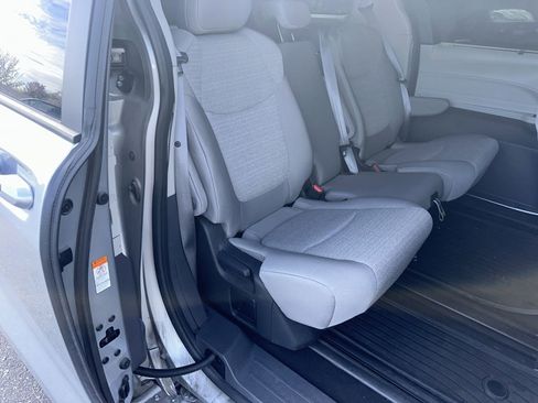 Used 2024 Toyota Sienna LE AWD/4WD image 7