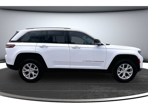Certified 2022 Jeep Grand Cherokee Limited AWD/4WD image 15