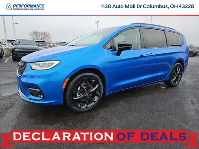 New 2026 Chrysler Pacifica Select w/ S Appearance Package