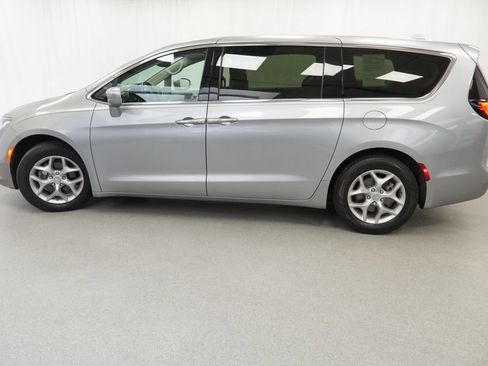 Certified 2019 Chrysler Pacifica Touring Plus w/ Tire & Wheel Group FWD image 24