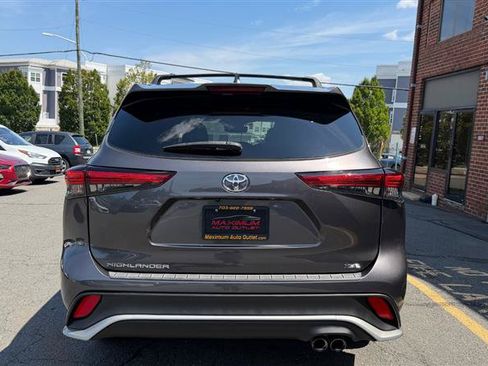 Used 2022 Toyota Highlander XSE FWD image 7