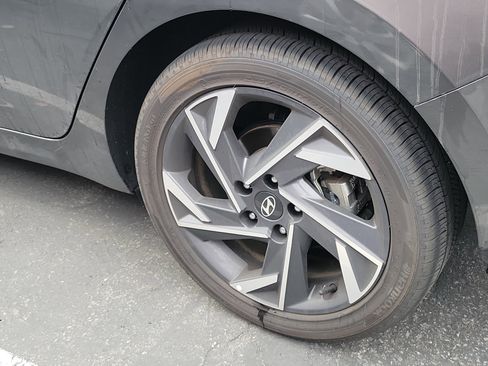 Used 2025 Hyundai Elantra Limited image 5