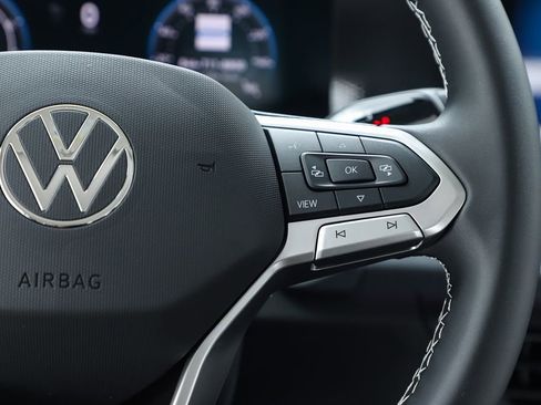 New 2025 Volkswagen Tiguan SE image 60