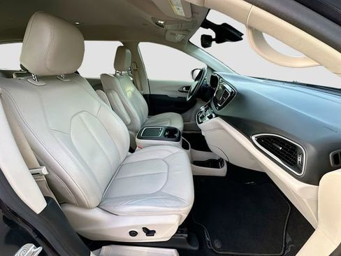 Used 2020 Chrysler Pacifica Touring-L Plus w/ Advanced Safetytec Group image 30