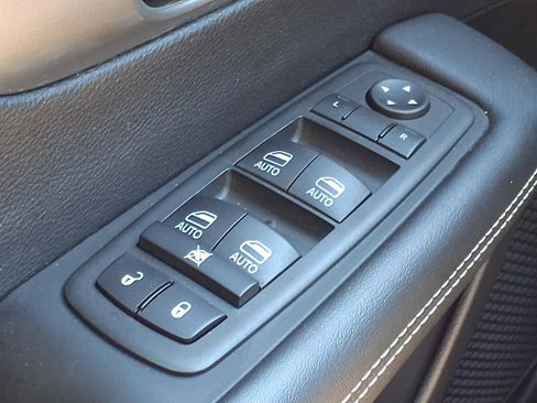 Used 2025 Chrysler Pacifica Select image 12