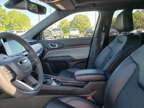 Used 2025 Jeep Compass Latitude w/ Sun & Sound Group AWD/4WD image 26