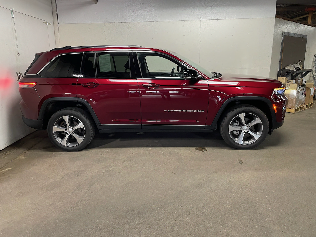 Used 2023 Jeep Grand Cherokee Limited AWD/4WD image 4