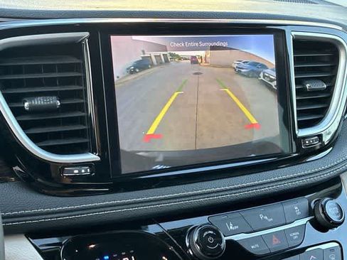 Used 2023 Chrysler Pacifica Limited FWD image 32