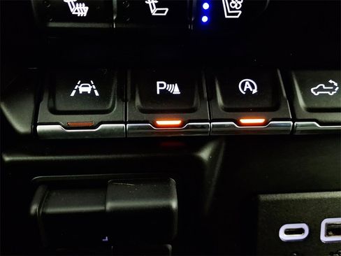 Used 2019 Chevrolet Silverado 1500 High Country w/ Technology Package image 21