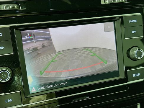 Used 2018 Volkswagen Golf 4-Door image 13