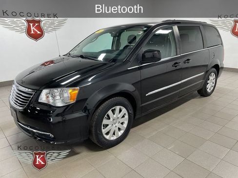 Used 2015 Chrysler Town & Country Touring FWD image 3