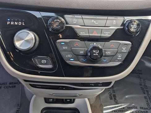 Used 2018 Chrysler Pacifica Touring-L Plus FWD image 22