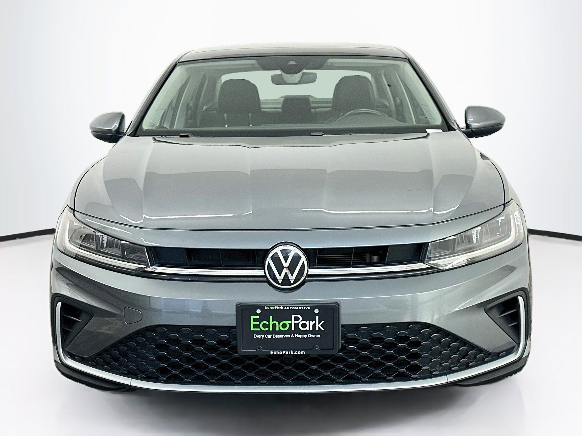 Used 2025 Volkswagen Jetta SE FWD image 2