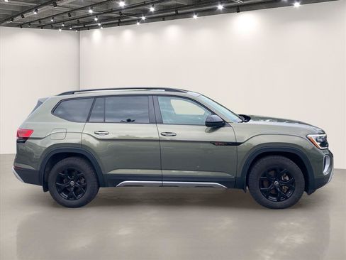 Used 2024 Volkswagen Atlas Peak Edition SE AWD/4WD image 2